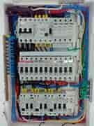 montagem de quadro de distribuição elétrica residencial